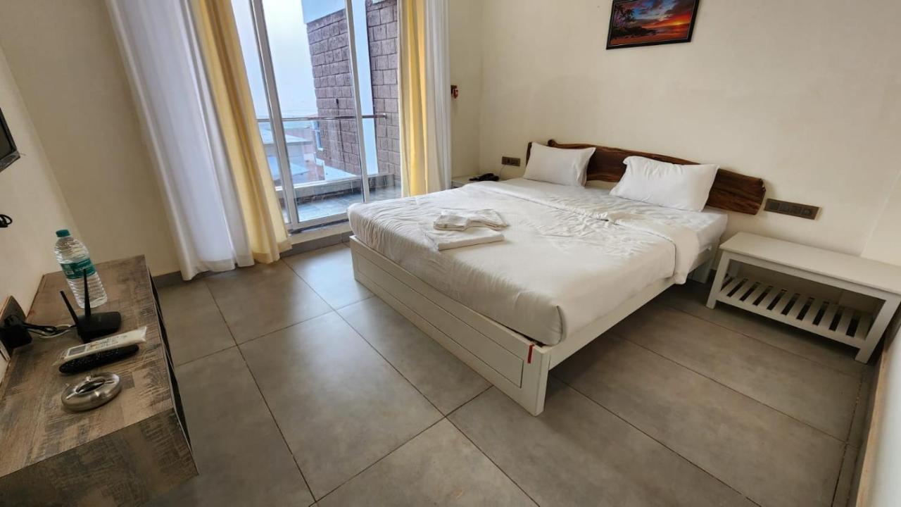 Coastal Bay Beach Resort Harnai Екстериор снимка