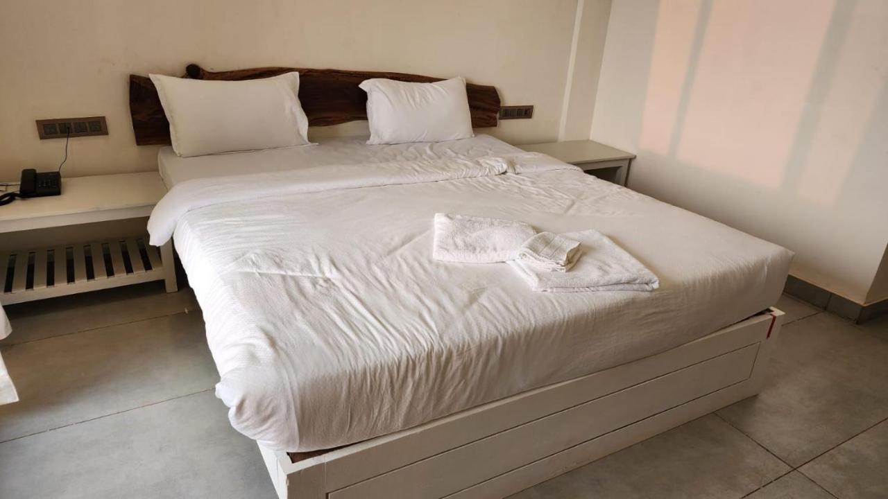 Coastal Bay Beach Resort Harnai Екстериор снимка