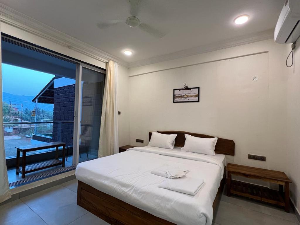 Coastal Bay Beach Resort Harnai Екстериор снимка