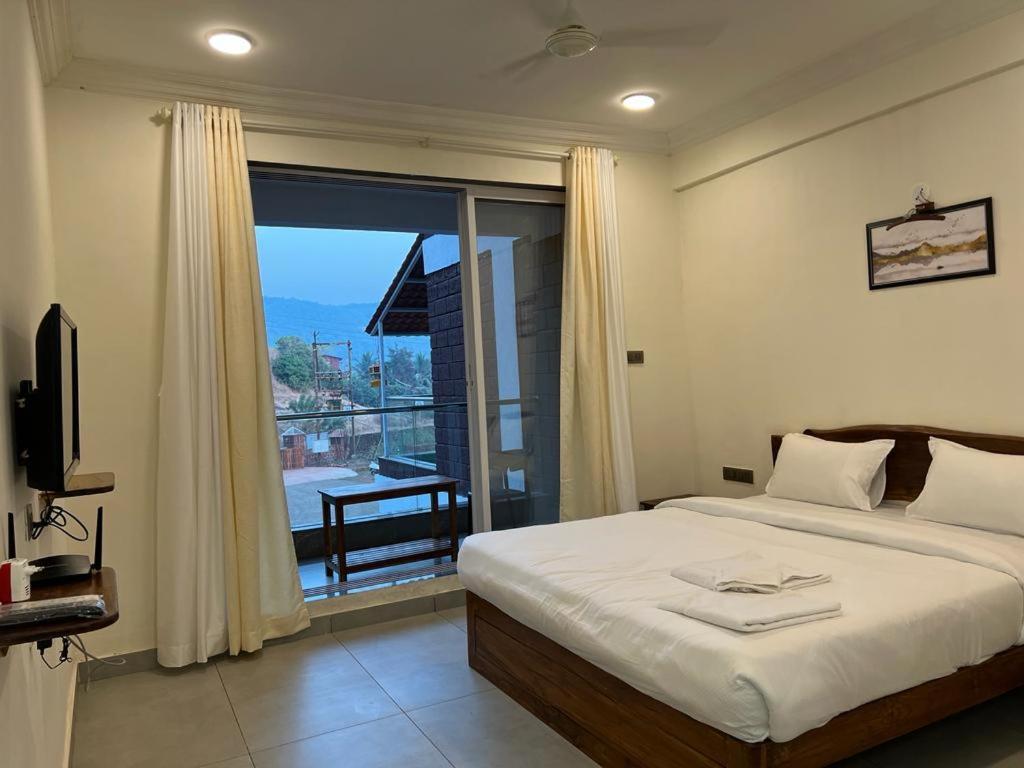Coastal Bay Beach Resort Harnai Екстериор снимка