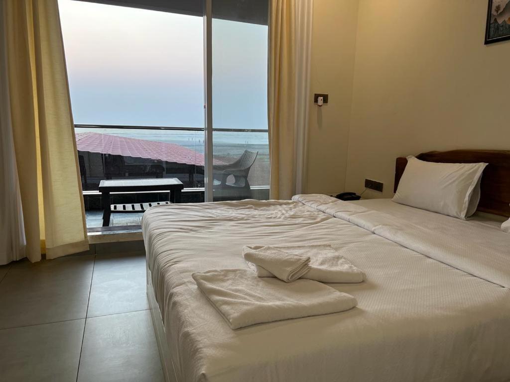 Coastal Bay Beach Resort Harnai Екстериор снимка