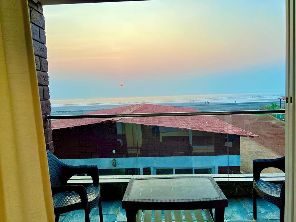 Coastal Bay Beach Resort Harnai Екстериор снимка